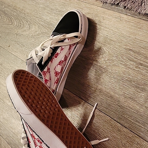 Womans VANS size 5, never worn - Picture 2 of 6
